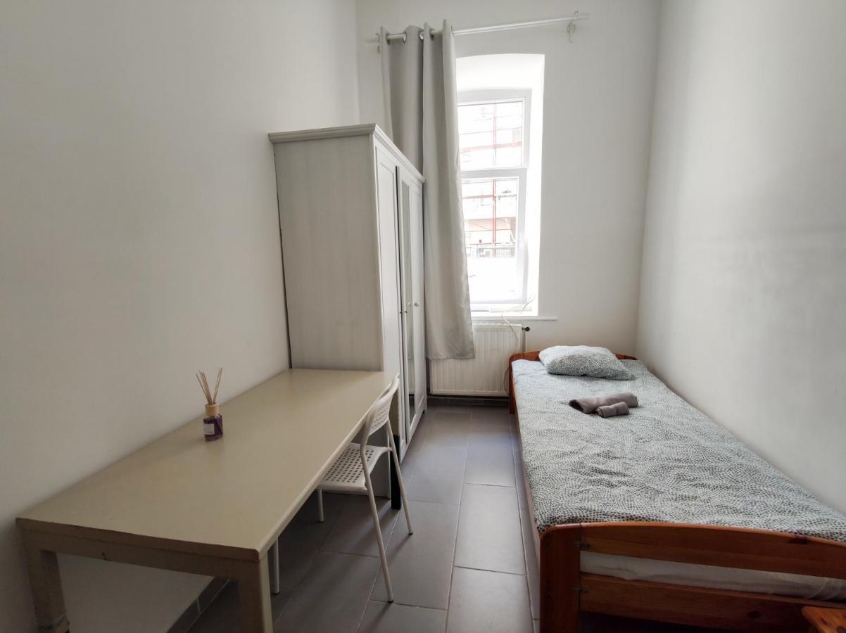 Room With Privat Shower In 3 Rooms Apartment Viena Exterior foto