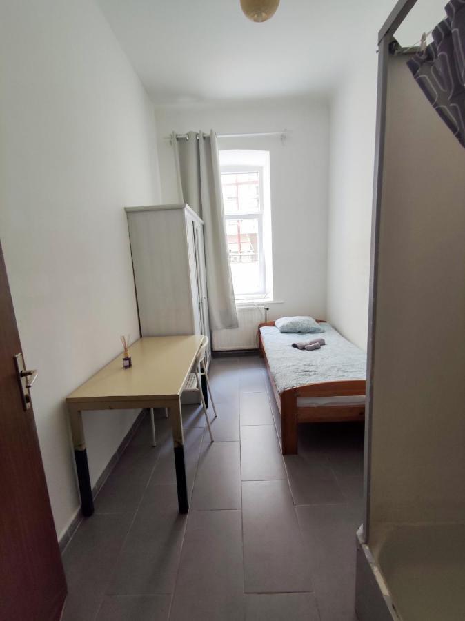 Room With Privat Shower In 3 Rooms Apartment Viena Exterior foto