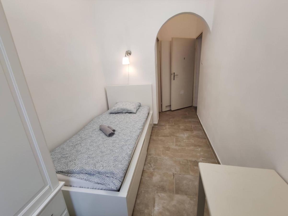 Room With Privat Shower In 3 Rooms Apartment Viena Exterior foto